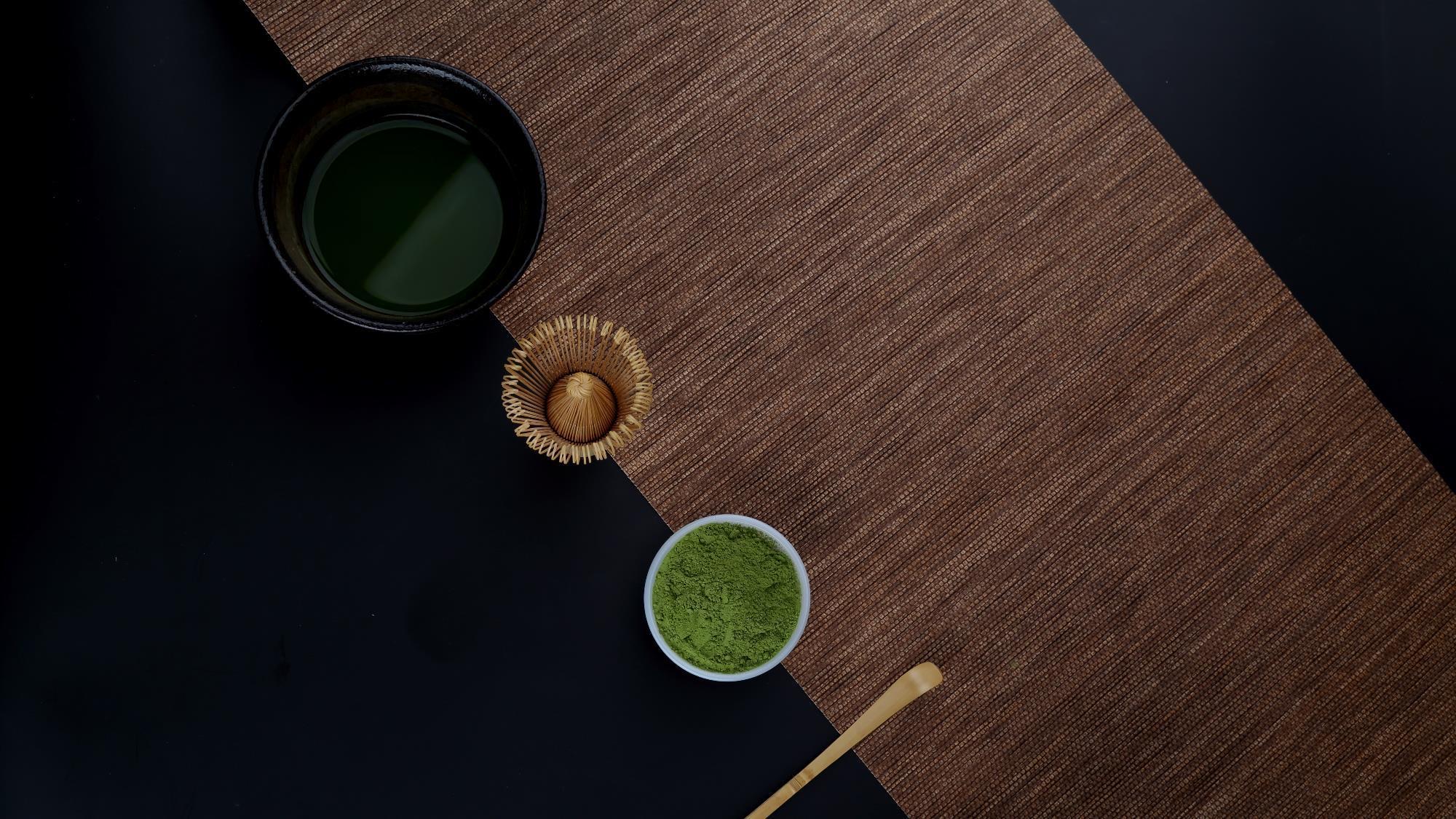 Matcha-Teeritual: Teeschale, Bambusbesen und feines Teepulver